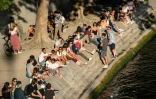 Des personnes prennent le soleil sur les berges de la Seine, le 30 mai 2020 à Paris