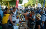 Des opposants à la loi Duplomb tiennent un banquet devant le Sénat, à Paris, le 30 juin 2025