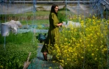 L'agricultrice Kyria Gay pose dans sa ferme lors d'une séance photo à Montjoie-en-Couserans (Ariège), le 14 avril 2026