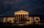 Le bâtiment de la Cour suprême à Washington protégé par des barrières le 11 mai 2022

