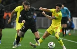 Le Parisien Lucas Hernandez (c) à la lutte avec le Nantais Douglas Augusto, le 17 février 2024 à Nantes