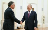 Le président russe Vladimir Poutine (d) et l'émissaire américain Steve Witkoff, le 25 avril 2025 à Moscou