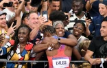Le sprinteur américain Noah Lyles célèbre sa victoire en finale du 100 m des Jeux olympiques de Paris dans les bras de sa mère Keisha Caine Bishop au Stade de France à Saint-Denis, le 4 août 2024
