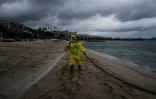 Désinfection d'une plage de Cannes, le 29 mai 2020