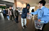 Distribution d'eau aux habitants de Shika, dans le département d'Ishikawa, au Japon, le 2 janvier 2024