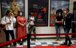 Des spectateurs attendent la séance de minuit au cinéma Les 5 Caumartins à Paris, le 21 juin 2020