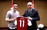 L'international allemand Mesut Özil (g) avec son maillot d'Arsenal aux côtés du président turc Recep Tayyip Erdogan, le 13 mai 2018 à Londres