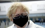 Le Premier ministre britannique Boris Johnson le 13 février 2021 lors de la visite d'un laboratoire pharmaceutique dans le nord-est de l'Angleterre