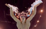 Le Français Leon Marchand, photographié sous l'eau, lors des demi-finales du 200 m papillon masculin aux Jeux Olympiques de Paris 2024, le 30 juillet 2024 à Paris La Défense Arena, à Nanterre