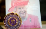 Un portrait de la reine Elizabeth II et un objet marquant ses 70 ans de rÃ¨gne Ã  la boutique de souvenirs de Buckingham Palace, le 28 janvier 2022 Ã  Londres
