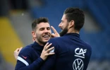 Olivier Giroud (dos) et Lucas Hernandez, restés sur le banc face au Kazakhstan à Nur-Sultan, le 28 mars 2021, sont pressentis contre la Bosnie