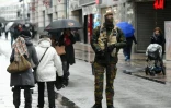 Un soldat patrouille Rue Neuve à Bruxelles le 21 novembre 2015