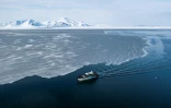 Le bateau hybride diesel-électrique Kvitbjorn lors d'une excursion dans la baie de Borebukta, le 3 mai 2022 dans l'archipel du Svalbard, en Arctique