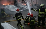 Les pompiers ukrainiens interviennent après des frappes de missiles russes sur Kiev, le 25 octobre 2025.