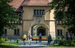 Des touristes au château de Cecilienhof le 2 août 2019 à Potsdam