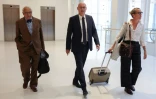 Le président de la FFR Bernard Laporte entourés de ses avocats arrive au tribunal de Paris, le 7 septembre 2022