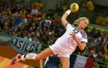 L'ailière gauche française Manon Houette arme son tir face aux Argentines au tournoi olympique de handball féminin à Rio, le 10 août 2016