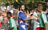 Samedi 17 décembre 2005 -

Éric Cantona, entraîneur de l'équipe de France de beach soccer, a offert du grand spectacle au public de l'Étang Salé