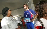 Samedi 17 décembre 2005 -

Gilbert Pounia, leader du groupe Ziskakan, a tenu à saluer Éric Cantona