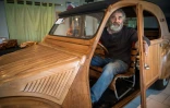 Le 21 mars 2017, à Loches, photo de Michel Robillard, retraité de la menuiserie qui vient de terminer la fabrication d'une 2CV en bois fruitier de Touraine qui s'apprête à passer son premier contrôle technique