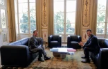 Le président Emmanuel Macron et Tony Estanguet (d), président du Comité d'organisation des JO (Cojo), lors d'une réunion à l'Elysée, le 25 juillet 2022 à Paris