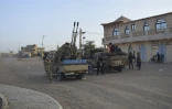Des rebelles touareg du Front de libération de l'Azawad (FLA) circulent à l'arrière de pick-ups à Kidal, dans le nord du Mali, le 26 avril 2026