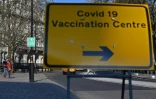 Un panneau indiquant un centre de vaccination à Londres le 22 mars 2021