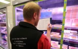 Un membre du syndicat agricole "Jeunes agriculteurs" vérifie des étiquettes dans une grande surface à Paris, le 19 avril 2017