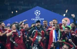 La joie de l'entraîneur allemand de Liverpool Jurgen Klopp, entouré de ses joueurs après leur victoire en finale de la Ligue des Chamions face à Tottenham, le 1er juin 2019 au Wanda Metropolitano Stadium à Madrid