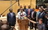 L'attaquant vedette du Paris Saint-Germain et de l'équipe de France de football Kylian Mbappé (c.) s'exprime lors d'une conférence de presse avec le ministre camerounais des sports et de l'éducation physique Narcisse Mouelle Kombi à Yaoundé le 7 juillet 2023 lors d'une visite du village de son père