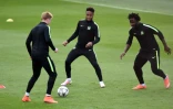 Les joueurs de Manchester City Kevin De Bruyne (g), Raheem Sterling (c) et Wilfried Bony, lors d'un entraînement le 25 avril 2016 à Manchester