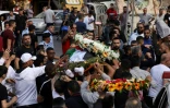 Des Palestiniens portent le corps drapé d'un drapeau de la journaliste d'Al Jazeera Shireen Abu Akleh à Ramallah, en Cisjordanie occupée, le 11 mai 2022