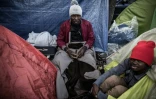 Des migrants installés dans des tentes igloo qui se multiplient le 27 octobre 2016 à Paris