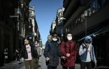 Des élèves passent masqués dans une rue de Bordeaux, le 5 novembre 2020