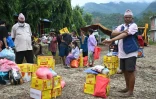 Des rescapés de la crue dévastatrice se rassemblent pour recevoir une aide dans un camp à Devighat, dans le district de Nuwakot au Népal, le 3 septembre 2026