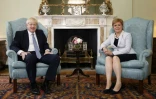 Le Premier ministre britannique Boris Johnson (G) et la Première ministre écossaise Nicola Sturgeon (D) à Edimbourg (Ecosse) le 29 juillet 2019