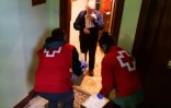 Des volontaires de la Croix-Rouge apportent des paniers de provisions aux personnes âgées ou en situation de pauvreté, à Burgos, dans le nord de l'Espagne, le 26 mars 2020