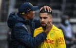 L'entraîneur de Nantes, Antoine Kombouaré, félicite son milieu Imran Louza, auteur d'un penalty réussi lors du match de Ligue 1 à Angers, le 14 février 2021