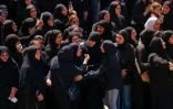Des femmes en deuil assistent aux funérailles de victimes d'une frappe aérienne israélienne ayant visé le village de Kfar Remmane la veille, dans le sud du Liban, le 8 septembre 2026