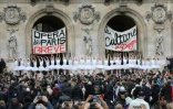 Les danseuses de l'Opéra de Paris dansent sur le parvis du palais Garnier le 24 décembre 2019 pour manifester leur désaccord avec la réforme des retraites