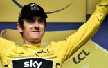 Le maillot jaune gallois Geraint Thomas sur le podium du Tour de France après la 18e étape, le 26 juillet 2018 à Pau  