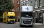 Des camions de déménagement devant le 10 Downing Street, le 15 août 2022 à Londres