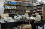Des femmes trient et indexent des livres à la bibliothèque de l'Université de Mossoul, le 17 avril 2019 en Irak