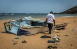 Un membre de l'Organisation internationale pour les Migrations (OIM), sur la plage de Gehere à Djibouti, près des restes d'une embarcation transportant des migrants et ayant fait récemment naufrage