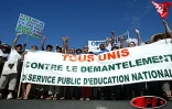 Mardi 27 mai 2003 -
25 000 personnes ont manifesté à Saint-Benoît contre les projets de réforme du gouvernement. Il s'agit de la plus grande manifestation jamais organisée à La Réunion