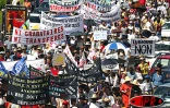 Mardi 27 mai 2003 -
25 000 personnes ont manifesté à Saint-Benoît contre les projets de réforme du gouvernement. Il s'agit de la plus grande manifestation jamais organisée à La Réunion