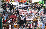 Mardi 27 mai 2003 -
25 000 personnes ont manifesté à Saint-Benoît contre les projets de réforme du gouvernement. Il s'agit de la plus grande manifestation jamais organisée à La Réunion