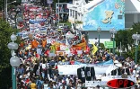 Mardi 27 mai 2003 -
25 000 personnes ont manifesté à Saint-Benoît contre les projets de réforme du gouvernement. Il s'agit de la plus grande manifestation jamais organisée à La Réunion