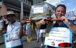 Mardi 27 mai 2003 -
25 000 personnes ont manifesté à Saint-Benoît contre les projets de réforme du gouvernement. Il s'agit de la plus grande manifestation jamais organisée à La Réunion