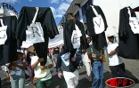 Mardi 27 mai 2003 -
25 000 personnes ont manifesté à Saint-Benoît contre les projets de réforme du gouvernement. Il s'agit de la plus grande manifestation jamais organisée à La Réunion